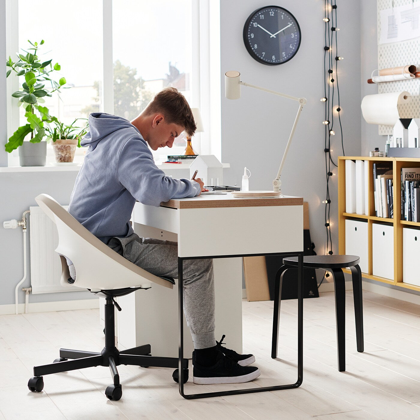 ELDBERGET / MALSKÄR Swivel chair, beige/white